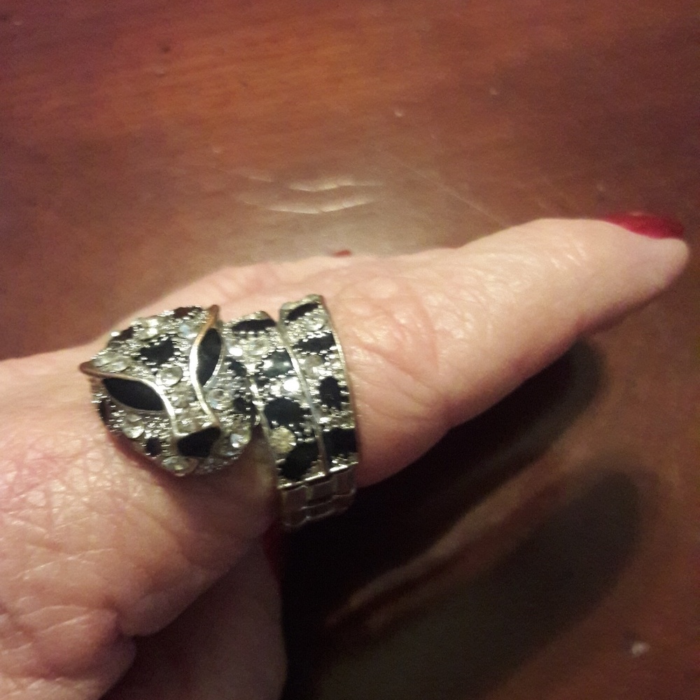 Leapord ring